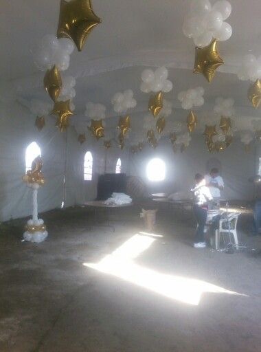 Decoración con globos blancos y dorados