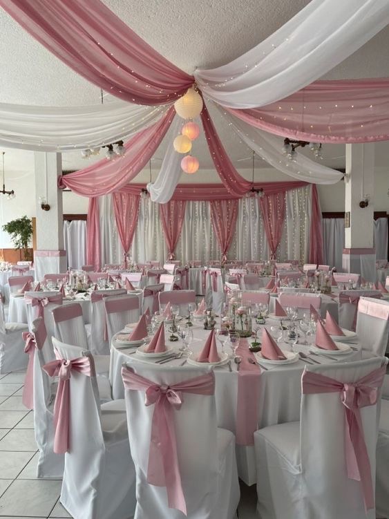 Salón decorado en tonos rosa y blanco