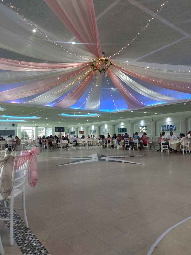 Techo decorado con telas e iluminación